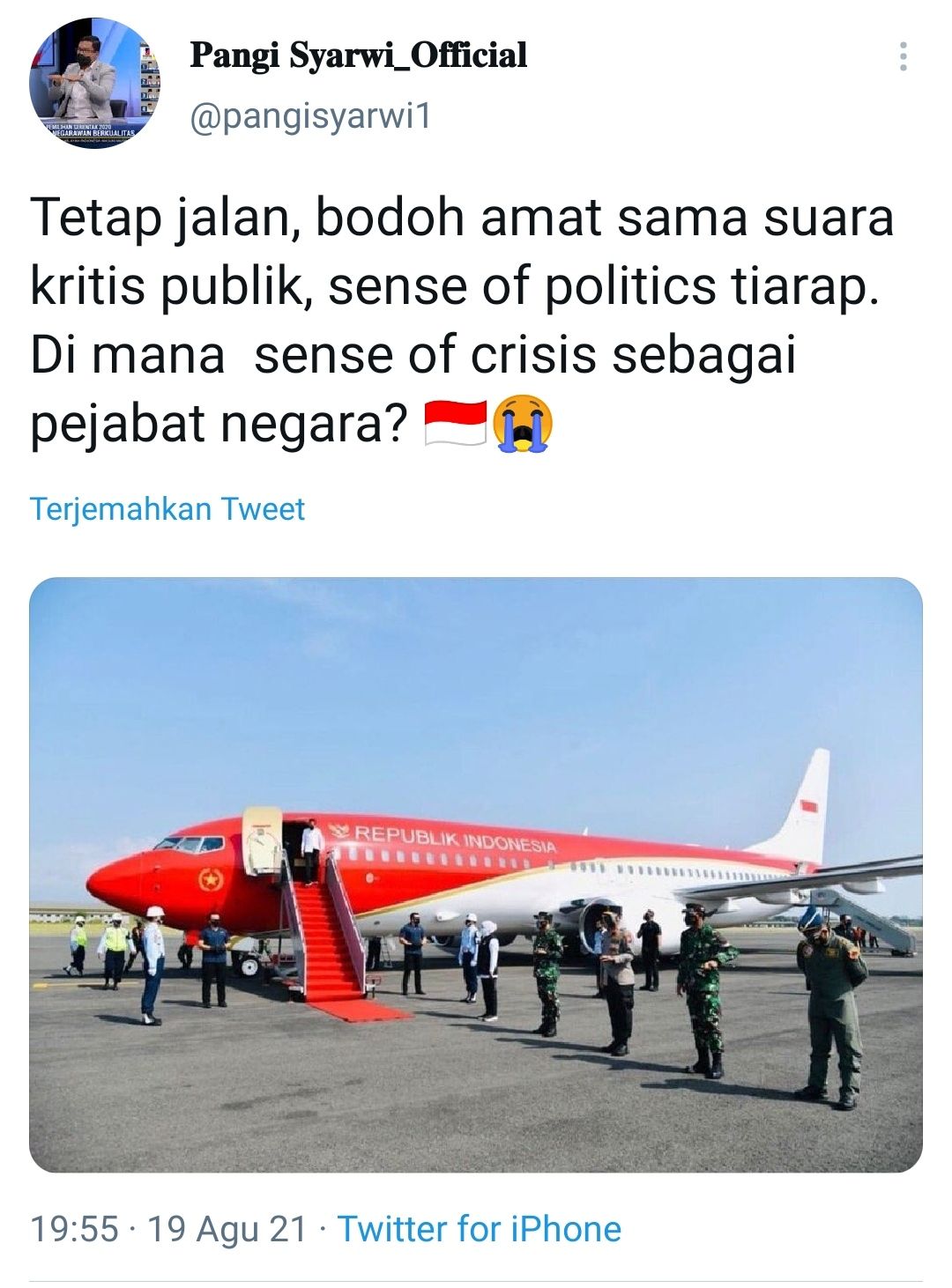 Tangkapan layar cuitan Pangi Syarwi soal pesawat kepresidenan yang dicat merah./