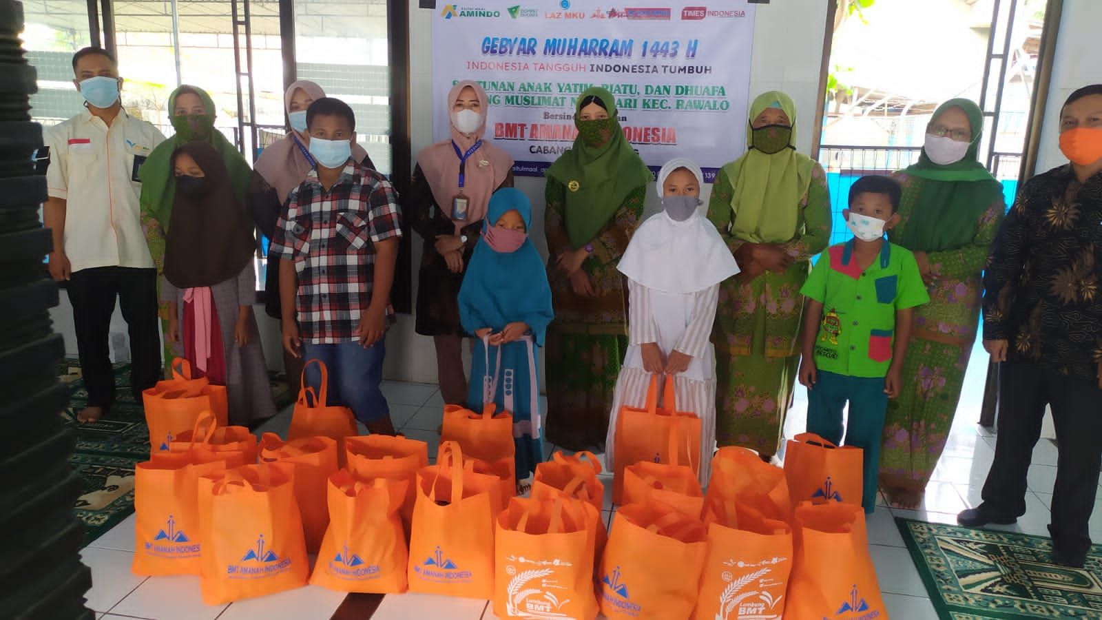 BMT Amanah Indonesia Cabang Jatilawang berbagi santunan dan sembako untuk 20 anak yatim di Desa Losari, Rawalo. / Foto: Istimewa