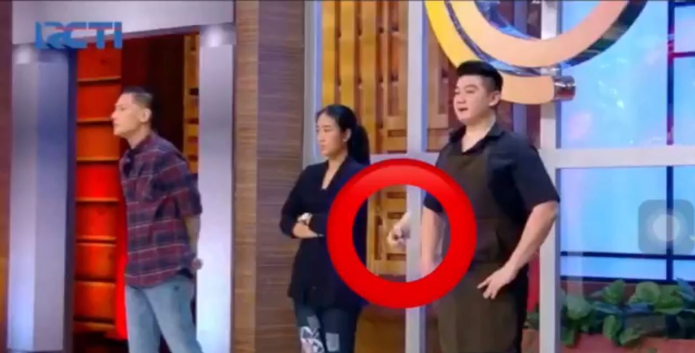 Penampakan tangan melayang yang disebut-sebut Netizen makhluk halus penunggu studio MasterChef Indonesia