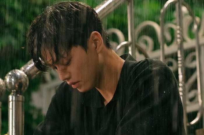 Adegan Park Jae Uhn yang setia menunggu Yoo Na Bi di bawah derasnya hujan.