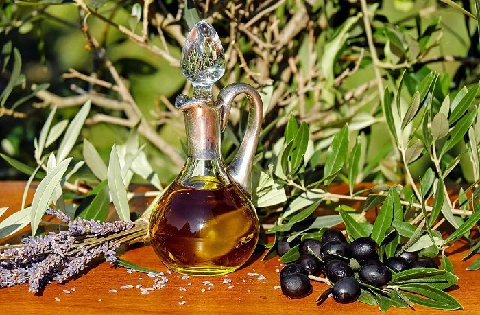 Ilustrasi minyak zaitun yang baik untuk menjaga kesehatan raga.