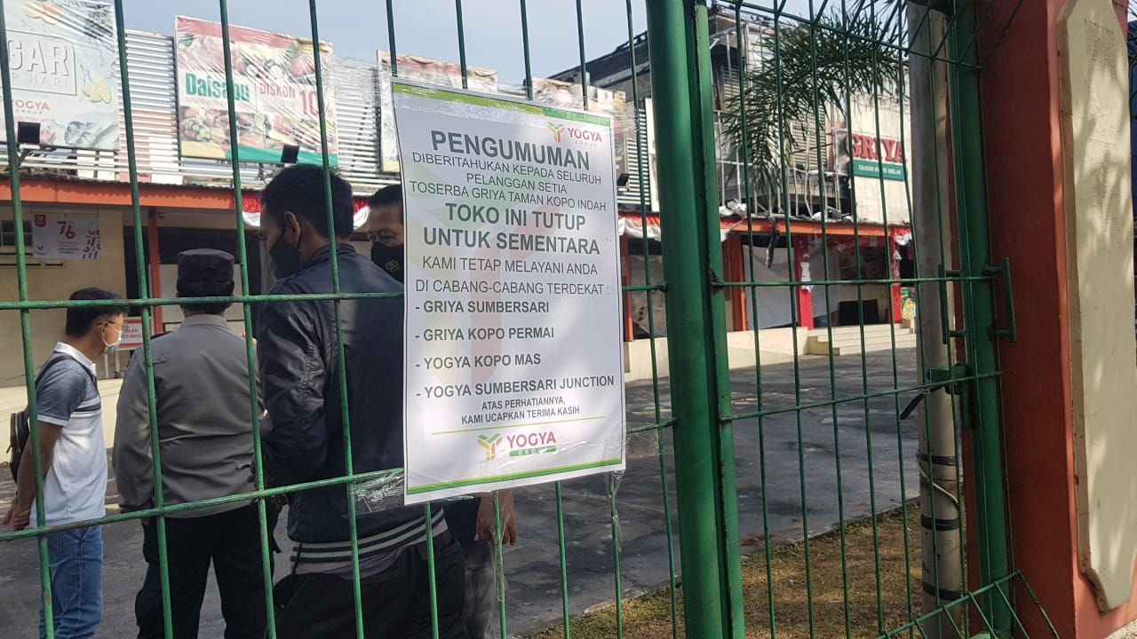 Pihak pengelola Griya Kopo Indah yang terjadi kebakaran Jumat dinihari memasang pengumuman, Supermarket sementara tutup