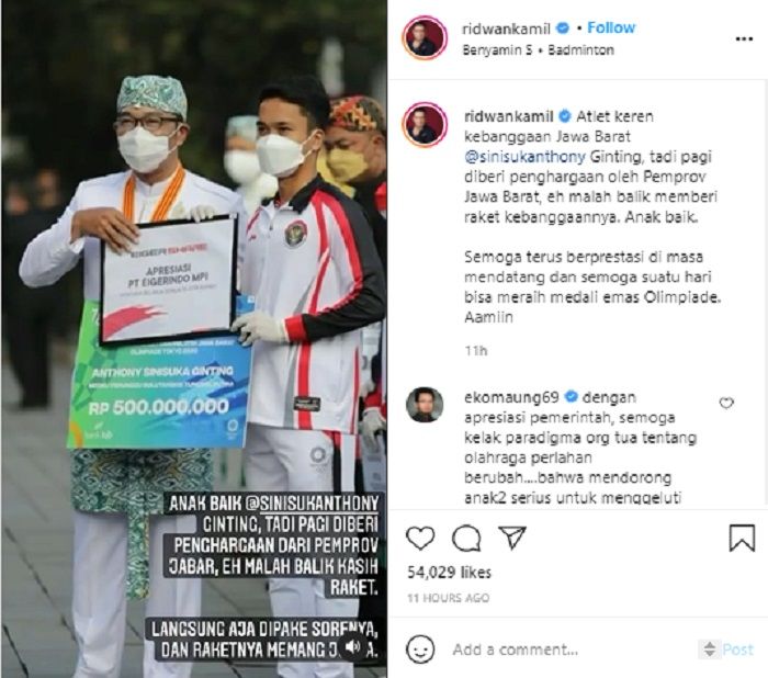 Gubernur Jawa Barat Ridwan Kamil mendapatkan hadiah raket dari atlet badminton Anthony Sinisuka Ginting.*