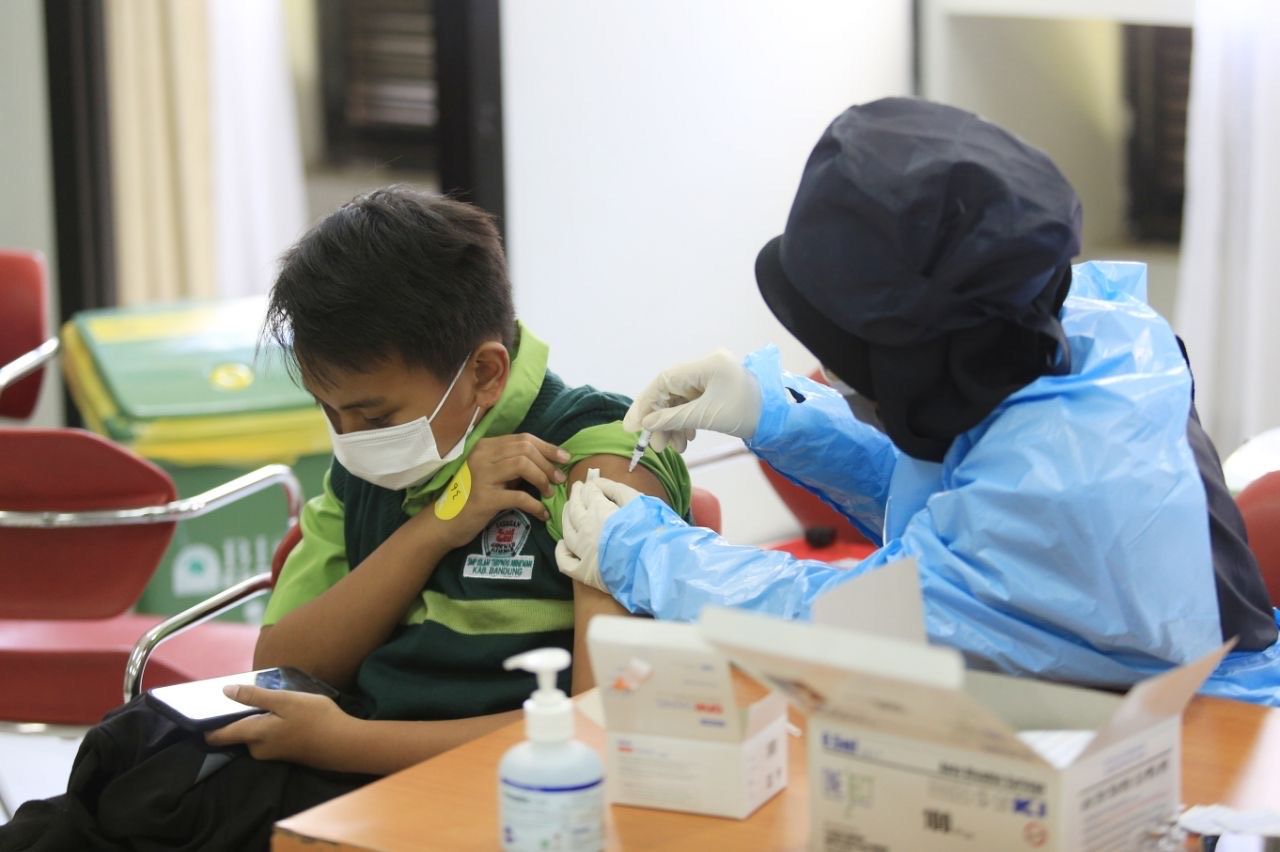 Seorang pelajar SMPIT Annimah menjalani vaksinasi Covid-19 di Sabuga, Jalan Tamansari, Kota Bandung, Jumat 20 Agustus 2021./Humas Pemkot Bandung