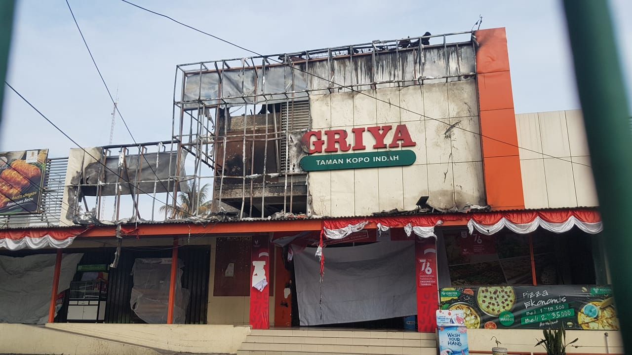 Puing puing bekas kebakaran bangunan Griya Kopo Indah di Taman Kopo Indah II Margahayu Kabupaten Bandung yang terbakar Jumat dinihari