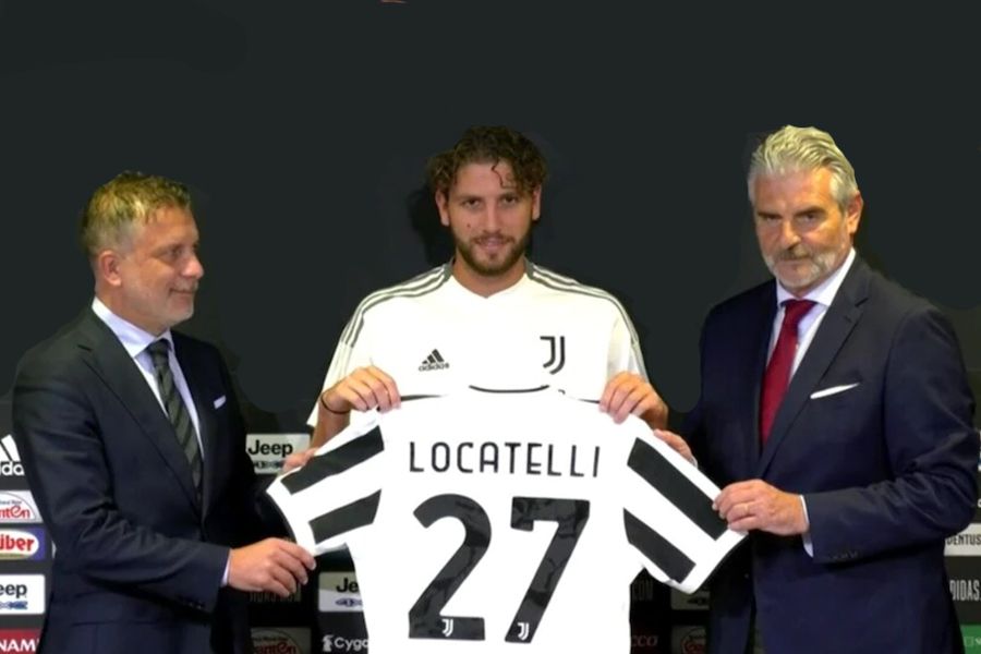 Manuel Locatelli saat memperlihatkan nomor pungung 27 yang nanti dikenakannya saat membela Juventus FC. Sesi jumpa pers berlangsung Jumat 20 Agustus 2021