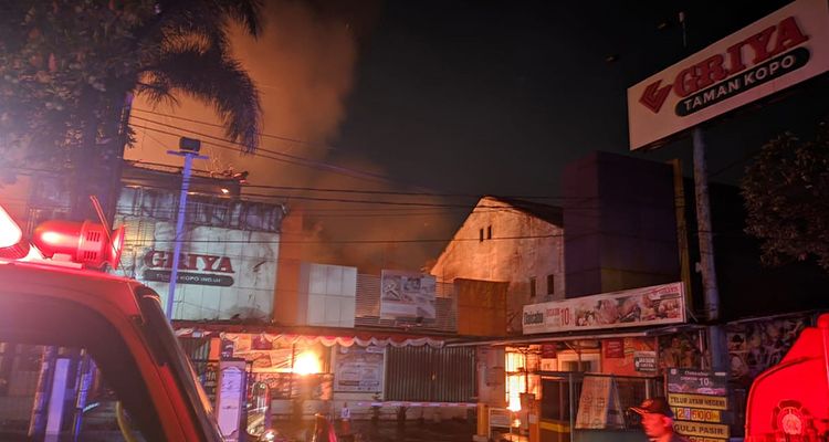 Kebakaran Griya TKI, Desa Rahayu, Kecamatan Margaasih, Kabupaten Bandung pada Jumat, 20 Agustus 2021 dini hari tadi. Kebakaran diduga berasal dari korsleting listrik.