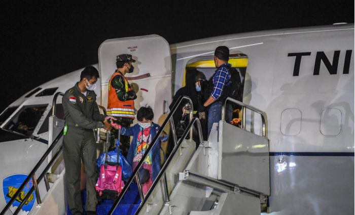 Sejumlah warga negara indonesia (WNI) yang dievakuasi dari Afghanistan tiba di Bandara Halim Perdanakusuma, Jakarta, Sabtu (21/8/2021) dini hari. Pemerintah Indonesia berhasil mengevakuasi 26 WNI dari Afghanistan yang sedang dilanda krisis keamanan setelah pengambilalihan kekuasaan oleh kelompok Taliban.