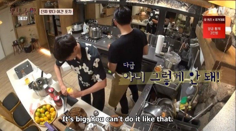 Netizen Tertawa Karena Cara Unik Kai Memotong Mangga di 'Honeymoon Tavern'/