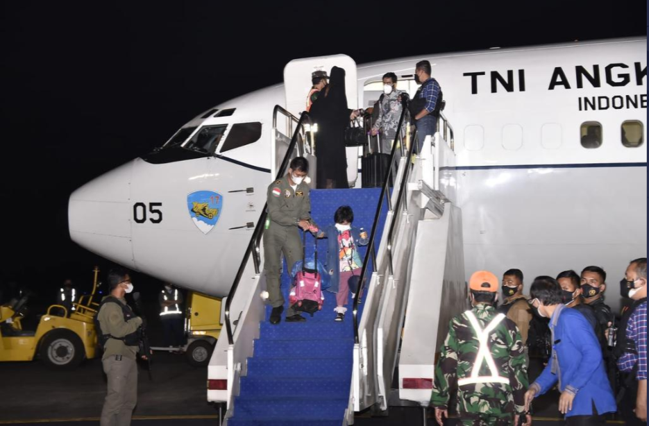 Puluhan WNI tiba dengan selamat di Bandara Halim Perdanakusuma dari Afghanistan, pada Sabtu, 21 Agustus 2021 pada pukul 03.09 dini hari. 