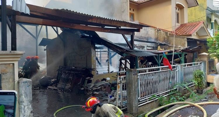 Petugas dari Diskar PB Kota Bandung berhasil padamkan api yang sempat berkobar di sebuah rumah di Jalan Kadipaten, Antapani, Sabtu 21 Agustus 2021