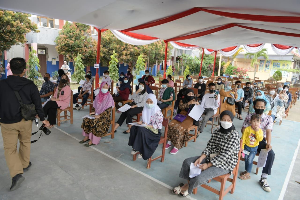 Sejumlah pelajar ikuti program vaksinasi bagi pelajar di SMPN 2 Padalarang Kabupaten Bandung Barat Sabtu 21 Agustus 2021