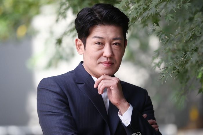 Heo Sung-tae diketahui pernah menjadi pegawai kantoran di perusahaan LG elektronik di bagian divisi penjualan luar negeri.