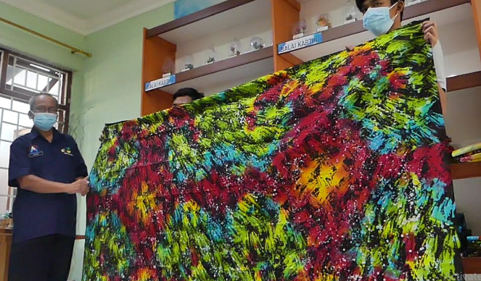 Batik Ciprat Oleh Penyandang Difabel - Halaman 2