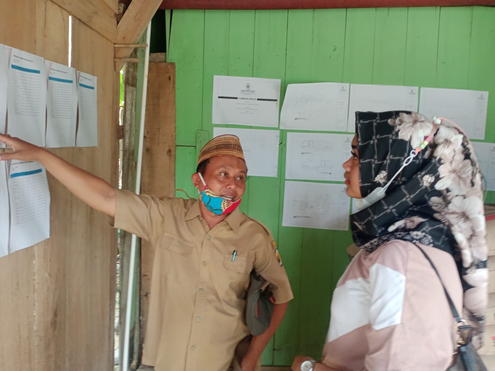 Anggota DPRD Kabupaten Grobogan Dewi Megawati saat mendapat penjelasan pekerjaan longstoride.