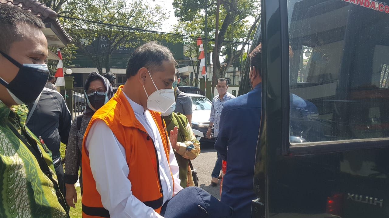 Walikota Cimahi non aktif Ajay M Priatna sesaat sebelum memasukin tahanan untuk dibawa ke Lapas Sukamiskin karena sedang putusan yang sedianya hari ini digelar di Pengadilan TIpikor Bandung diundur menjadi hari Selasa 24 Agustus 2021
