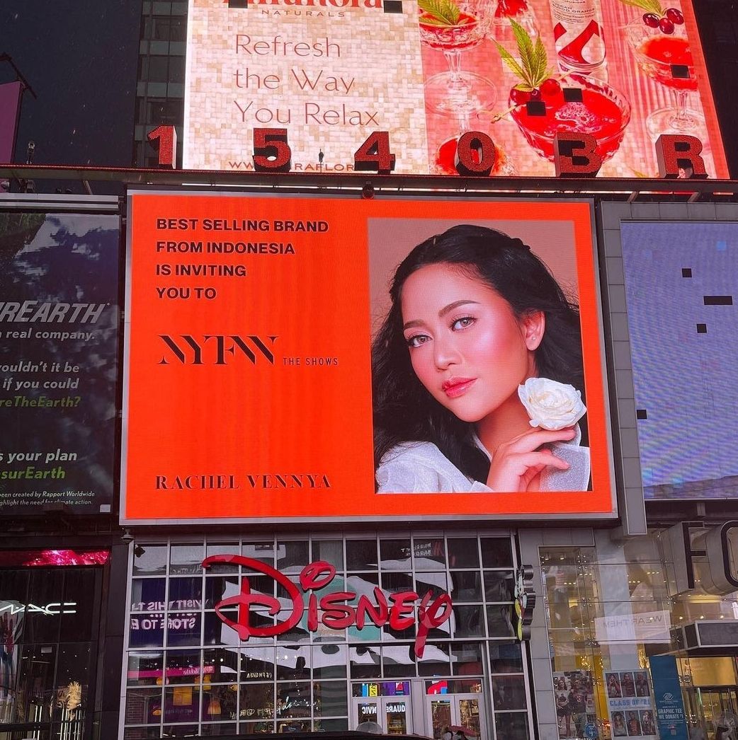 Poster Rachel Vennya di Times Square New York/Instagram