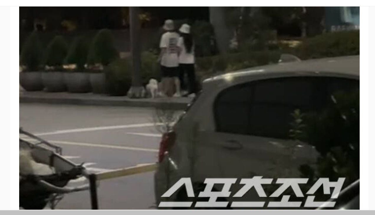 Foto Eksklusif Joy Red Velvet dan Crush Saat berkecan menuju apartemen mereka