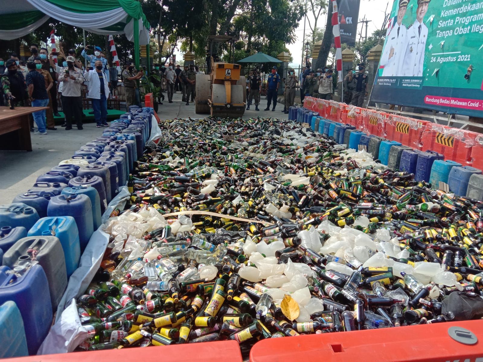 Pemusnahan minuman keras di depan kantor Satpol PP Kabupaten Bandung hari ini Selasa 24 Agustus 2021
