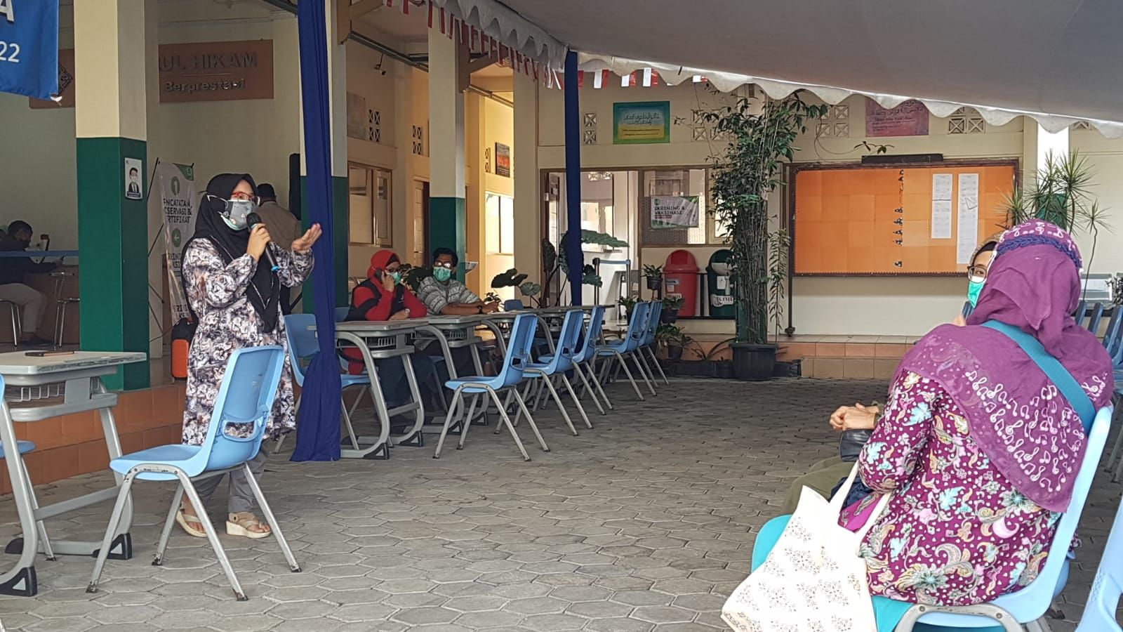 Koordinator Pelaksanaan Vaksinasi, Miski Aghniya, memberikan pengarahan kepada tenaga medis dan sukarelawan saat gladi resik di SMP Darul Hikam, Jl. Ir. Juanda No. 285 Kota Bandung, Selasa (24/8/2021).