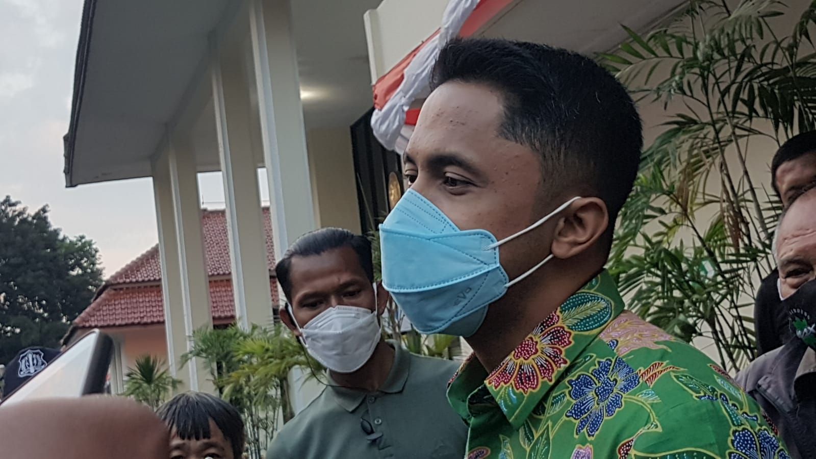 Hengky Kurniawan, Plt Bupati KBB saat diwawancarai wartawan usai sidang menjadi saksi di Pengadilan Tipikor Bandung
