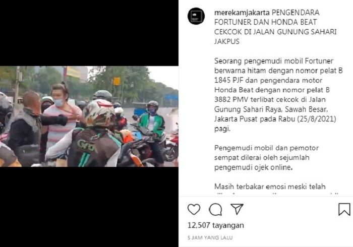 Postingan akun Instagram @merekamjakarta yang mengunggah video kedua pengendara sedang terlibat cekcok di Sawah Besar, Jakarta Pusat