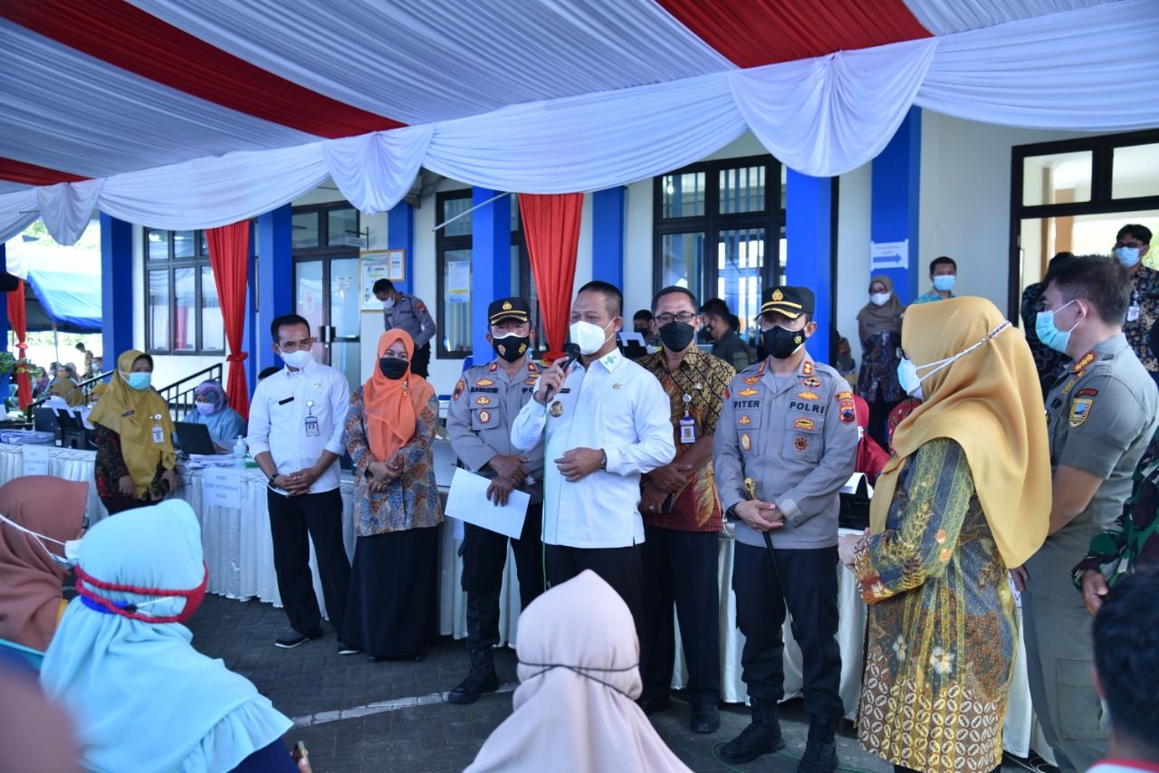 Bupati Kebumen Arif Sugiyanto meninjau pelaksanaan vaksinasi pelaku UMKM di Kebumen.