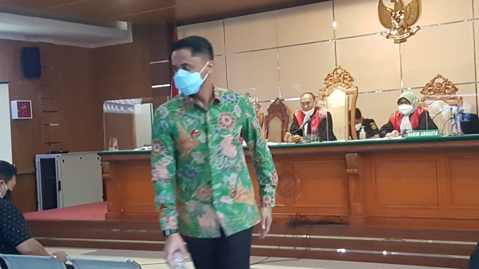 Hengky Kurniawan, Plt. Bupati Kabupaten Bandung Barat meninggalkan ruang sidang usai disumpah di Depan Pengadilan Tipikor Bandung