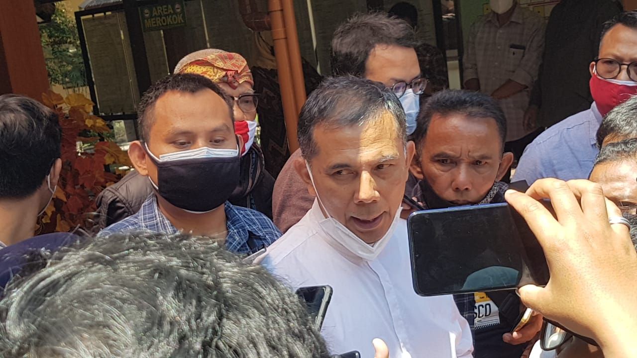Ajay M Priatna, Walikota Cimahi nonaktif saat diwawacari wartawan usai sidang. Ajay divonis 2 tahun penjara