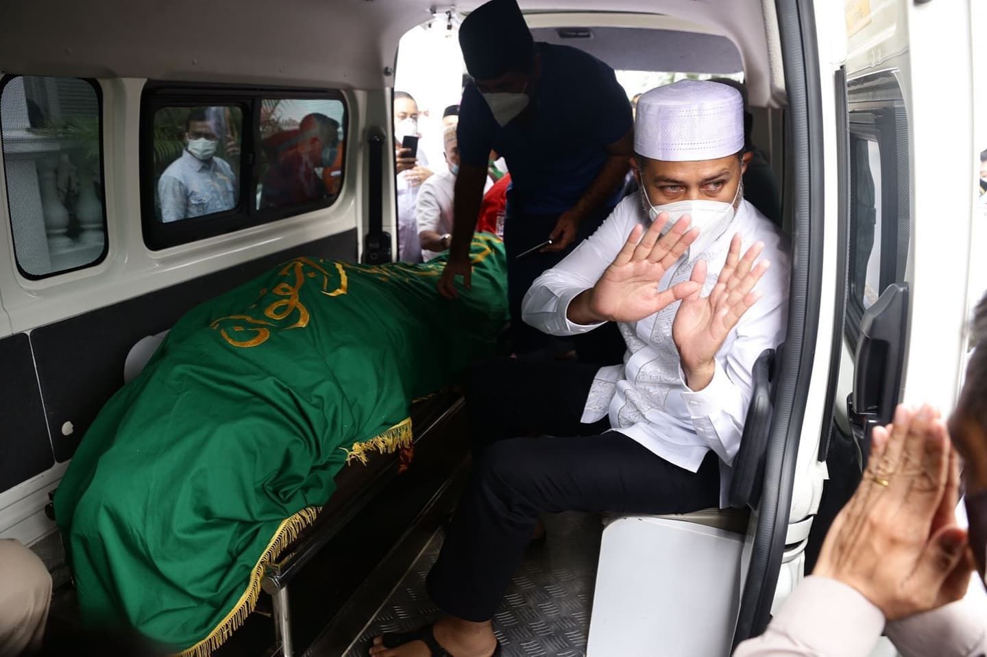 Edy Rahmayadi turut mengantarkan jenazah almarhum H Anif ayahanda Wagub Sumut