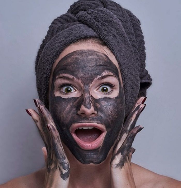 Pengaplikasian masker charcoal untuk mengatasi masalah tipe kulit berminyak.