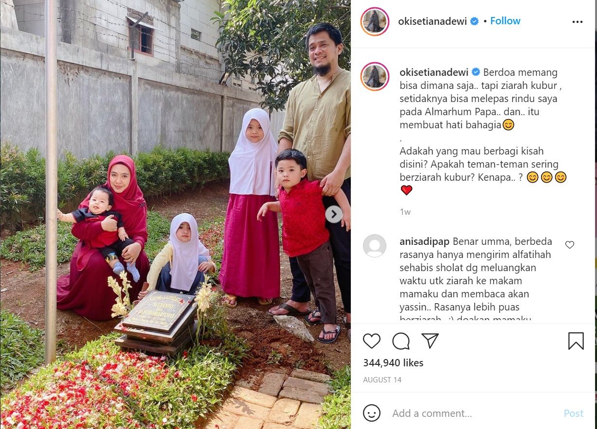 Potret Oki Setiana Dewi bersama keluarga berjiarah pada 14 Agustus 2021.*