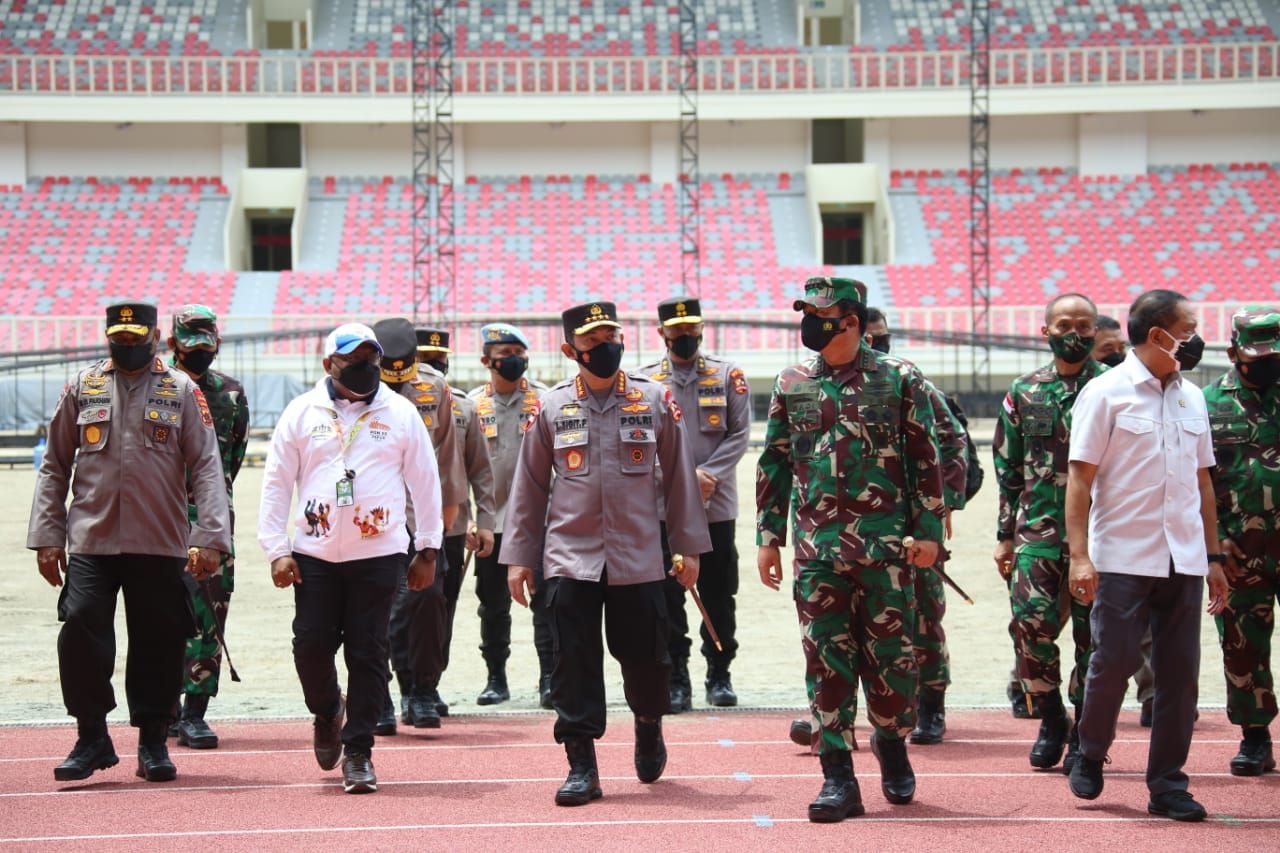 Kapolri Jenderal Listyo Sigit Prabowo, bersama Panglima TNI Marsekal Hadi Tjahjanto, dan Menpora Zainudin Amali, meninjau langsung kesiapan venue PON ke-XX