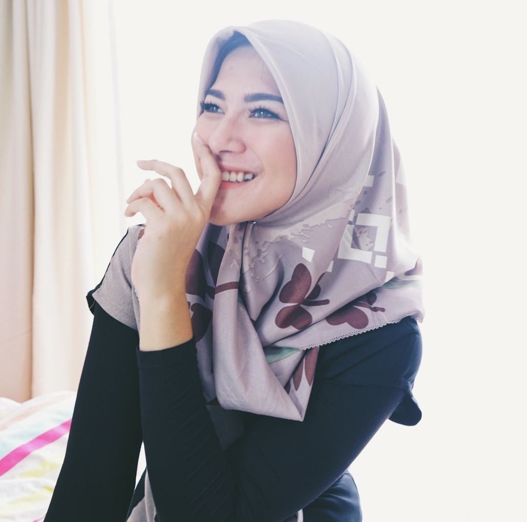 Profil dan Potret Dita Fakhrana Host Cantik yang Trending Gegara Gugat Cerai Suaminya Ilham Permana