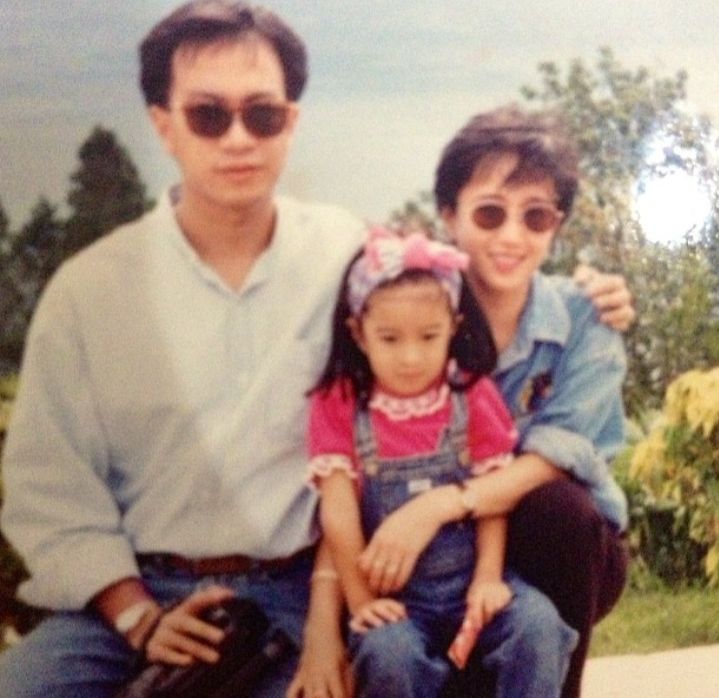 Foto masa kecil Kareyca Moeloek dengan ayah dan ibunya