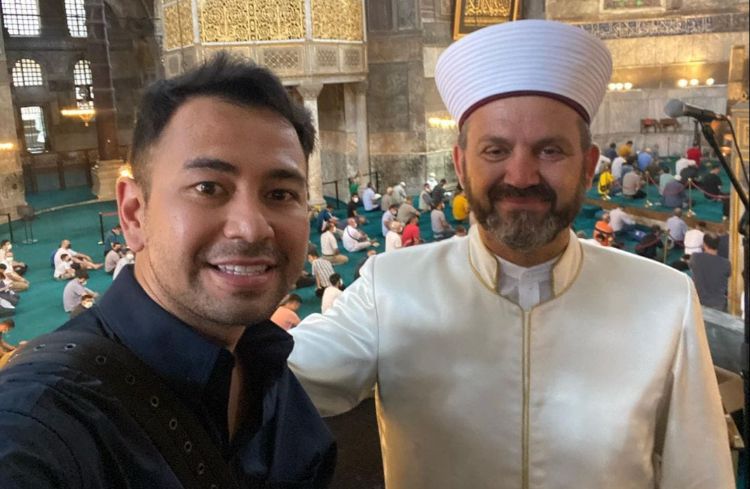 Raffi Ahmad Shalat di Hagia Sophia, Imam Besar Ferruh Mustuer Mendoakan Janin Nagita Slavina