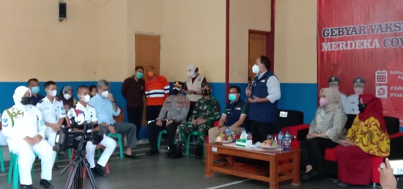 Bupati Pangandaran H. Jeje Wiradinata saat membuka pelaksanaan program Vaksinasi Merdeka Jawa Barat di SMKN 1 Pangandaran, Sabtu, 28 Agustus 2021.