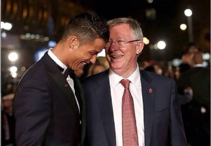 Cristiano Ronaldo bersama Sir Alex Ferguson.  Pelatih legenda MU ini disebut sebagai sosok kunci kembalinya CR7 ke Manchester United