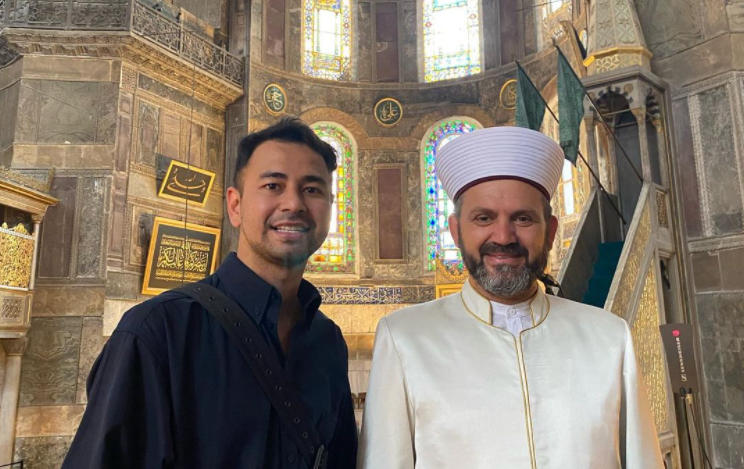 Raffi Ahmad berfoto bersama Imam Besar Masjid Hagia Sophia, Ferruh Mustuer.