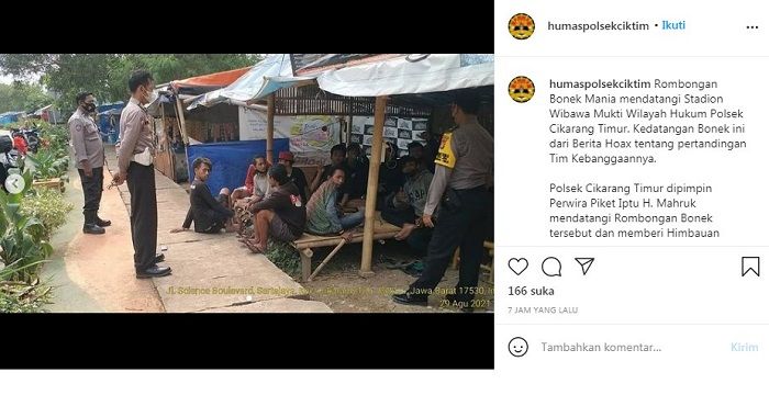 Postingan Instagram @humaspolsekciktim yang membubarkan rombongan Bonek yang mendapat kabar hoax jika Persebaya bertanding di Stadion Wibawa Mukti