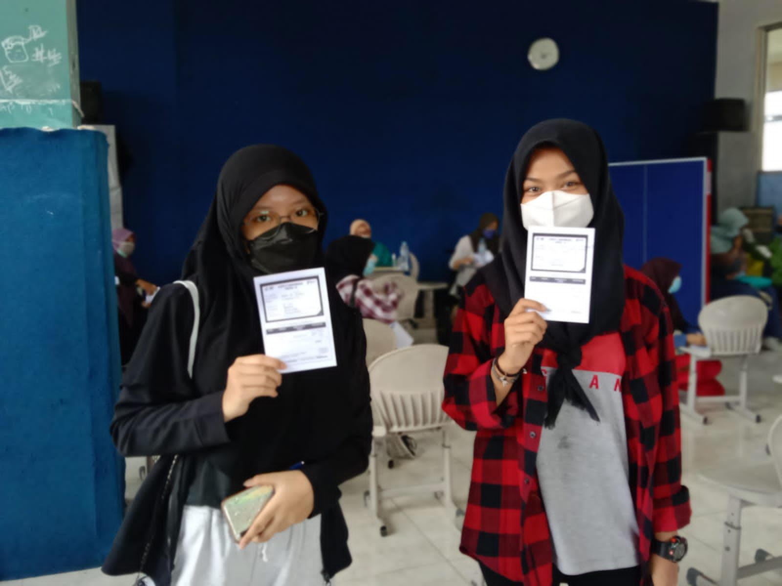 Siswi SMP Muhammadiyah 2 Surabaya setelah mendapatkan Vaksin