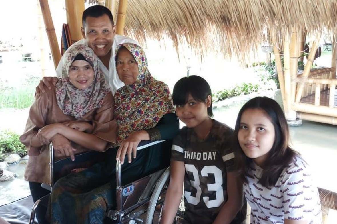 Pasangan Joko Suprianto dan Zelin Resiana bersama keluarga.