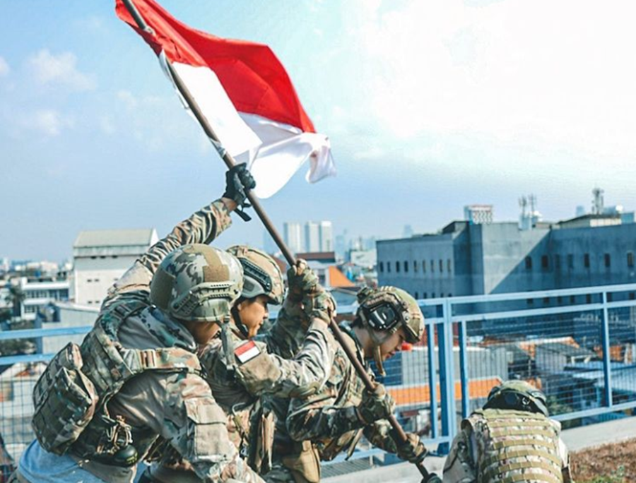 Adegan reenacting Nicholas Sean flags of our father mirip di Iwojima Jepang, namun pakai bendera Indonesia