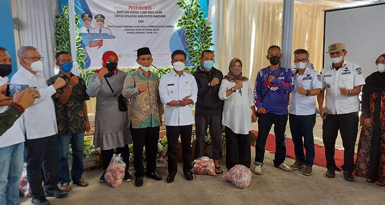 Bupati Bandung Dadang Supriatna membagikan 500 paket ayam potong untuk warga Rancaekek, Kabupaten Bandung, Rabu 1 September 2021