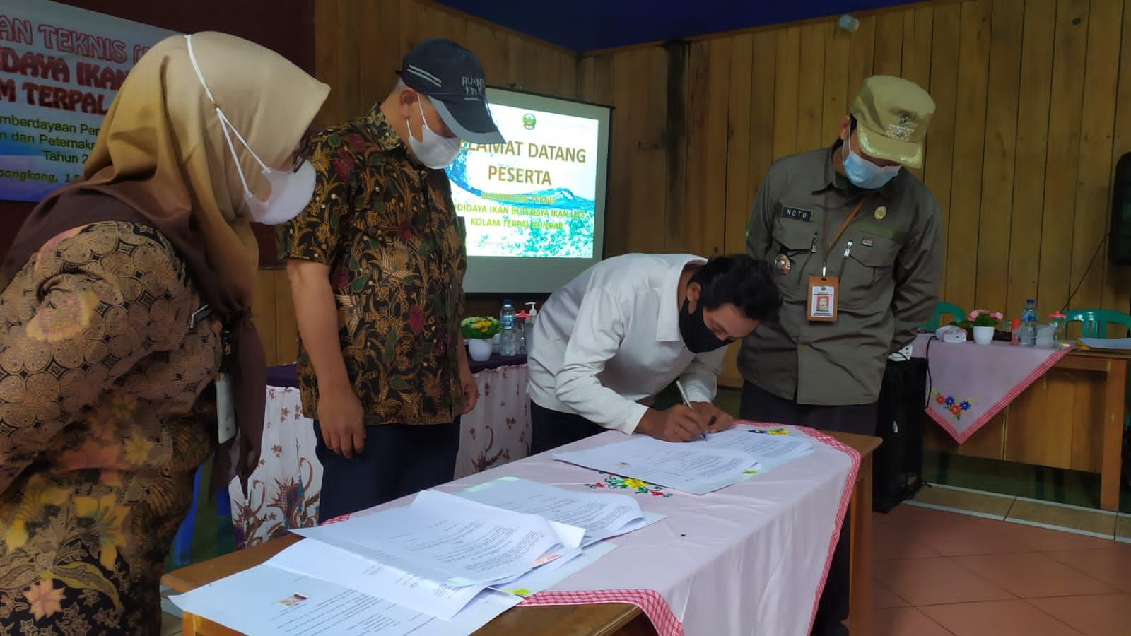 Penyerahan Bantuan Bibit Lele oleh Dinakkan Banyumas di Cibangkong Pekuncen Banyumas, 1 September 2021