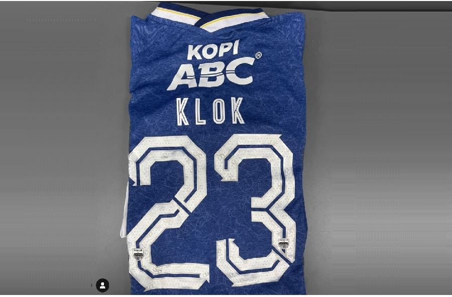 Jersey dengan nama pemain Marc Klok jadi jersey terbaru Persib Bandung untuk BRI Liga 1 Indonesia 2021 yang paling banyak diburu oleh Bobotoh.