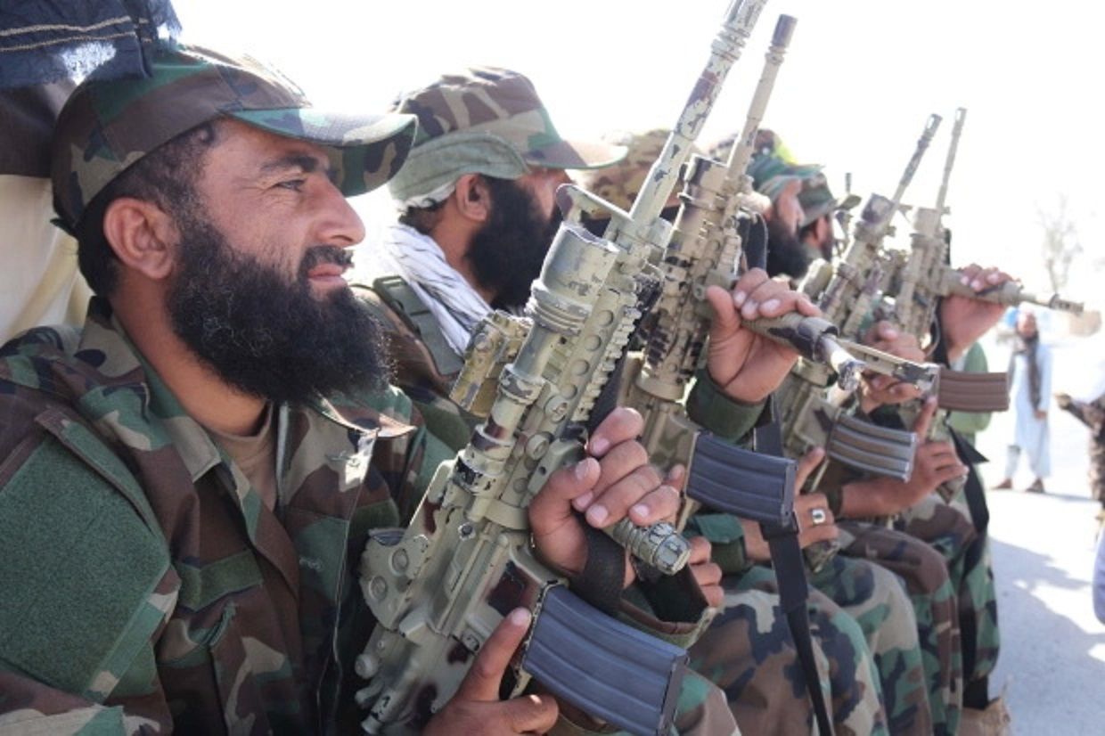 Pasukan Taliban berkumpul untuk merayakan penarikan pasukan AS sambil mengenakan perangkat persenjataan militer Amerika Serikat.  
