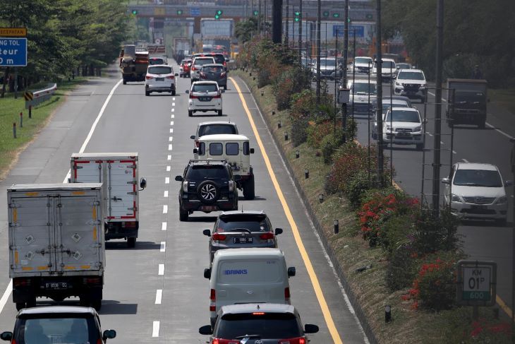 Sejumlah kendaraan saat memasuki gerbang keluar Tol Pasteur, Kota Bandung, Kamis 2 September 2021. Kota Bandung akan memberlakukan ganjil genap di lima gerbang tol pada setiap hari Jumat-Minggu.    