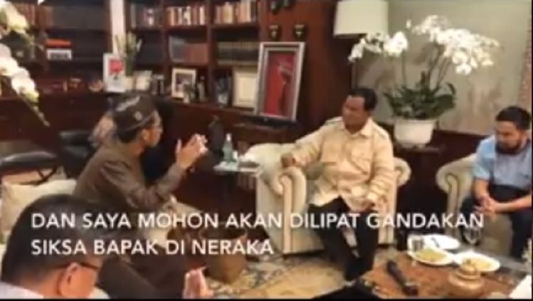 Ustadz Adi Hidayat saat berbincang-bincang dengan Prabowo Subianto.