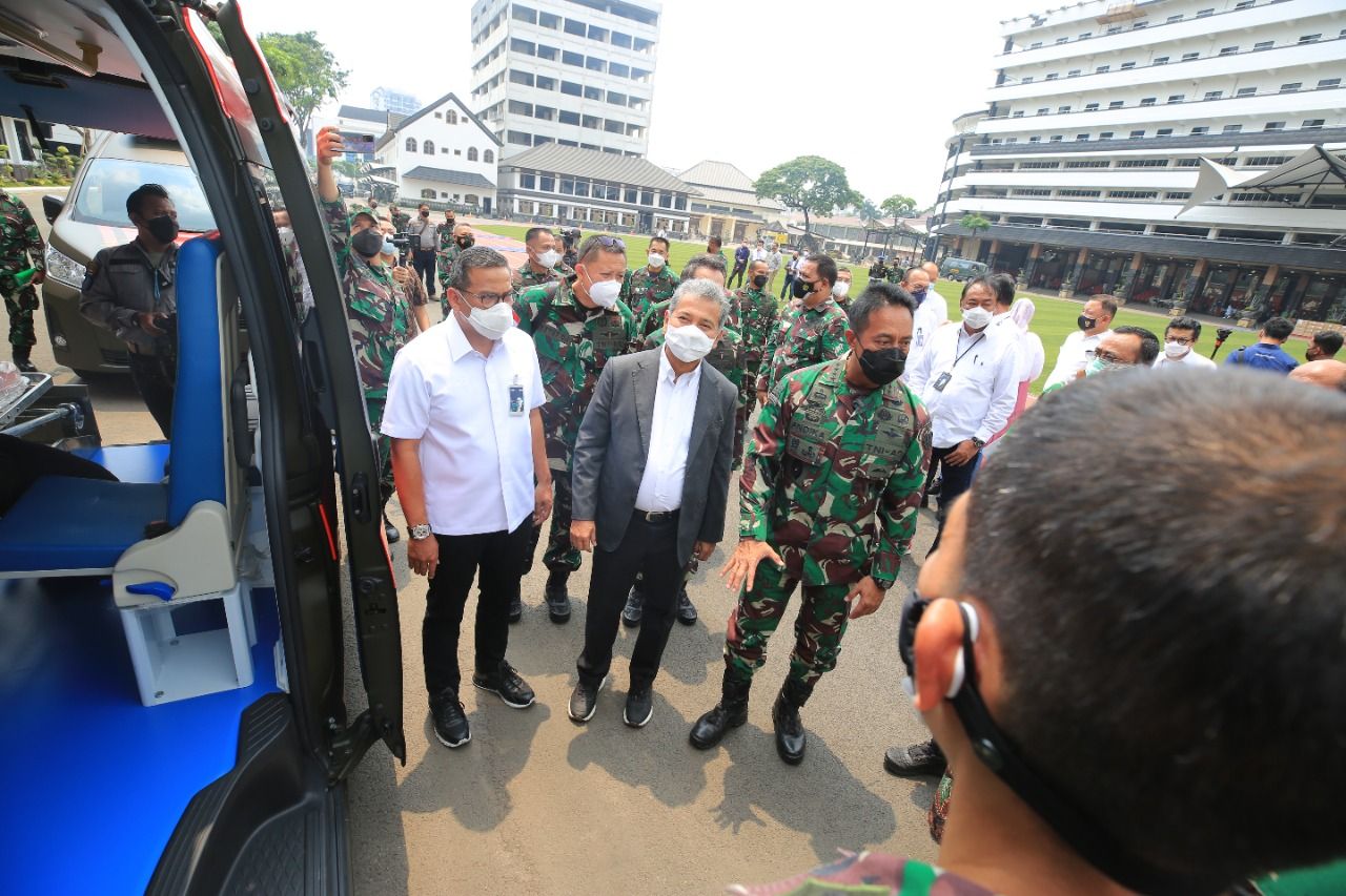 Direktur Utama BRI Sunarso menyerahkan bantuan enam unit ambulans kepada Kepala Staf TNI Angkatan Darat Jenderal Andika Perkasa. Bantuan ini untuk menunjang kesehatan prajurit TNI AD.